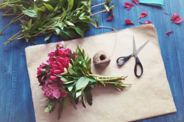 Çiçekçi güzel peonies ile işyeri