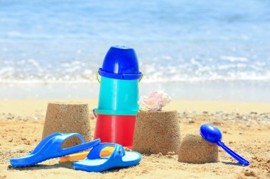 Deniz kıyısında renkli oyuncaklar ile kompozisyon