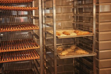 Pasta tepsiler üzerinde ile raf 