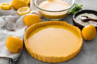 Çiğ limon pasta ve malzemeler 