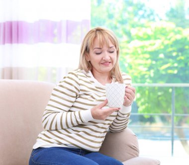 Çekici Olgun kadın evde koltukta oturuyordu