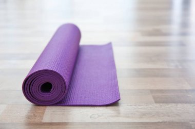 Mor yoga mat ahşap zemin üzerinde 