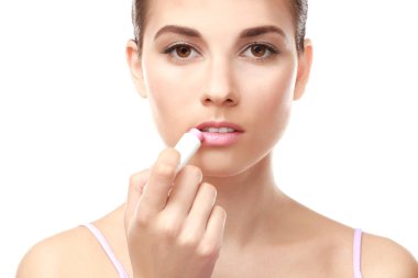 Güzel genç kadın ruj, beyaz arka plan uygulama görünümünü portre