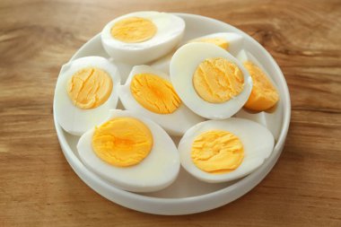 Katı pişmiş yumurta ile seramik tabak 
