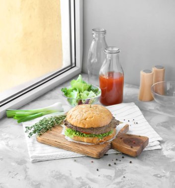 Burger, domates suyu ve sebze 