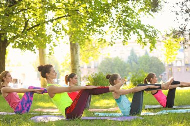 Yoga yapan kadınlar