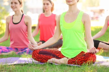 Yoga yapan kadınlar