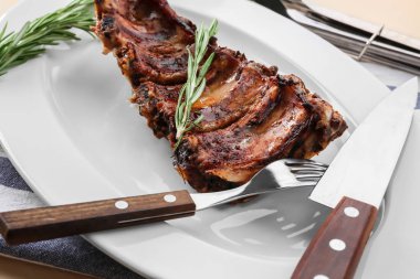 Lezzetli domuz kaburga 