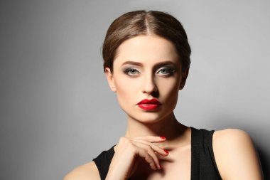 Güzel genç kadın ile renk arka plan üzerinde parlak dudaklar