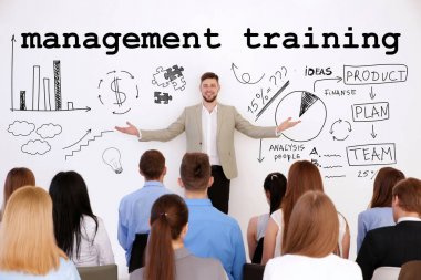 Yönetim eğitim programları kavramı. İş antrenör ekibi Office toplantısında yöneticileri ile