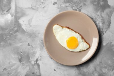 İle plaka lezzetli kolay yumurta üzerinde 