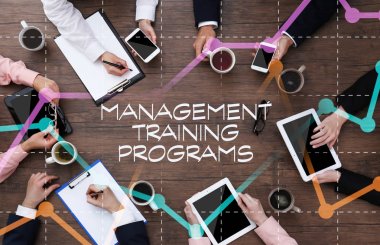 Yönetim eğitim programları kavramı. Masada gadget'lar ile emekçilerin