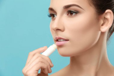 Güzel genç kadın ruj, renkli arka plan uygulamak closeup görünümü
