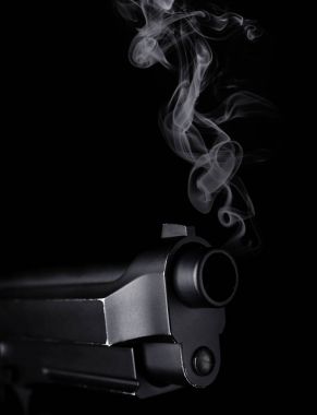 Siyah arka plan, closeup üzerinde dumanı tüten
