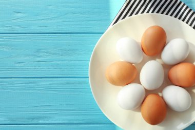 Katı pişmiş yumurta ile beyaz plaka 
