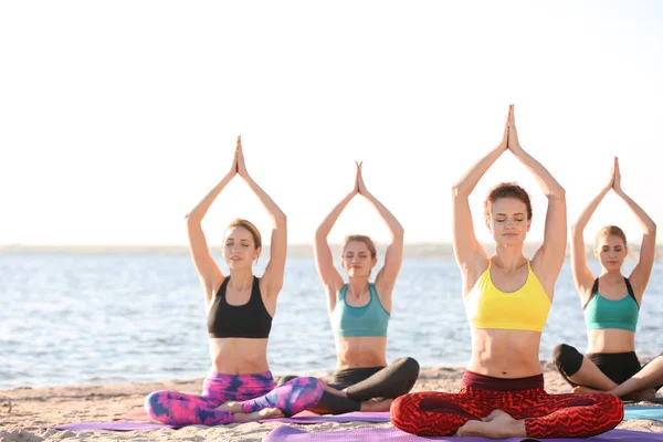 Mujeres practicando yoga — Foto de Stock