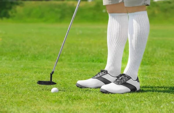Pernas de homem jovem jogando golfe — Fotografia de Stock