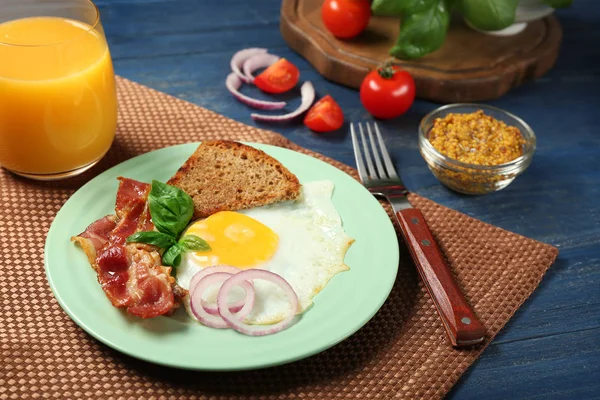 Lezzetli kızarmış ekmek ve pastırma ile kolay yumurta üzerinde — Stok fotoğraf