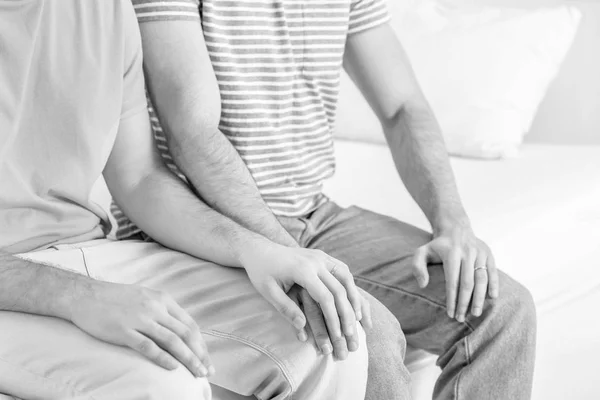 Gay par håller händerna ihop — Stockfoto