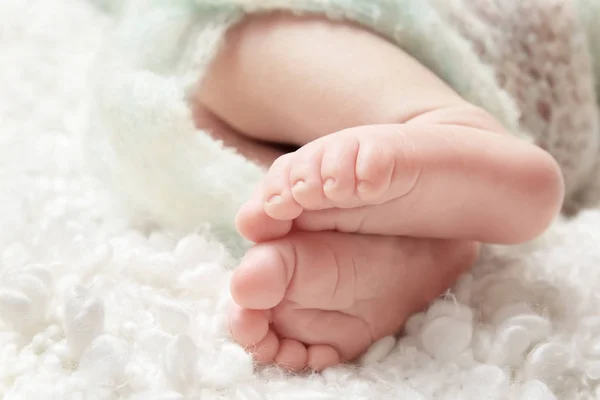 Pés de bebê em cobertor macio, close-up — Fotografia de Stock