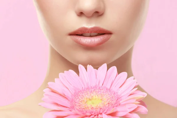 Mujer con labios maquillaje y flor —  Fotos de Stock