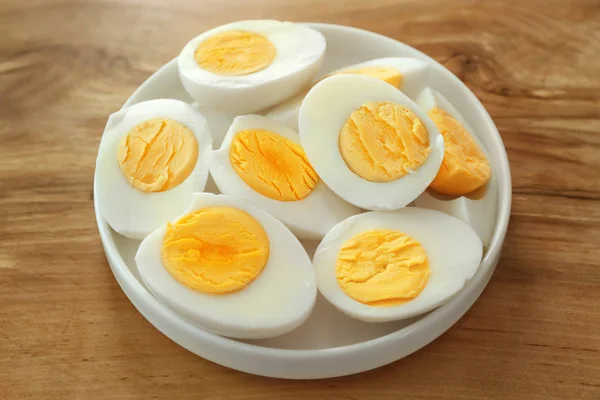 Keramikteller mit hartgekochten Eiern — Stockfoto
