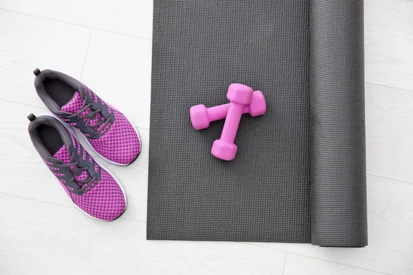 Yoga mat, spor ayakkabı ve halter — Stok fotoğraf