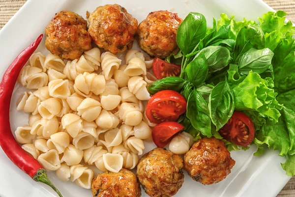 Plate with turkey meatballs, pasta and vegetables