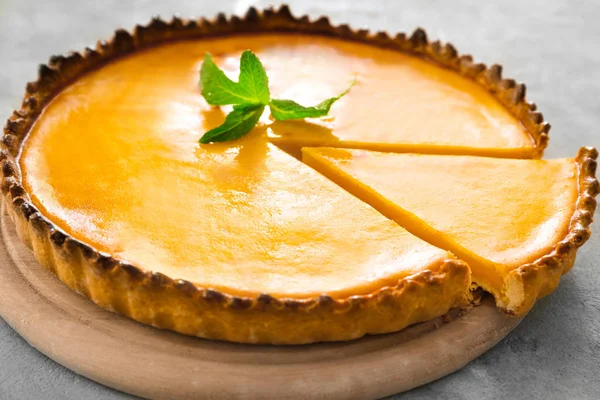 Assiette en bois avec délicieux gâteau au citron — Photo