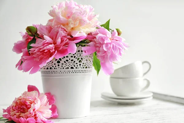 Jarrón con hermosas flores de peonía — Foto de Stock