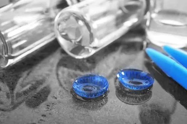 Бутылки с контактными линзами — стоковое фото