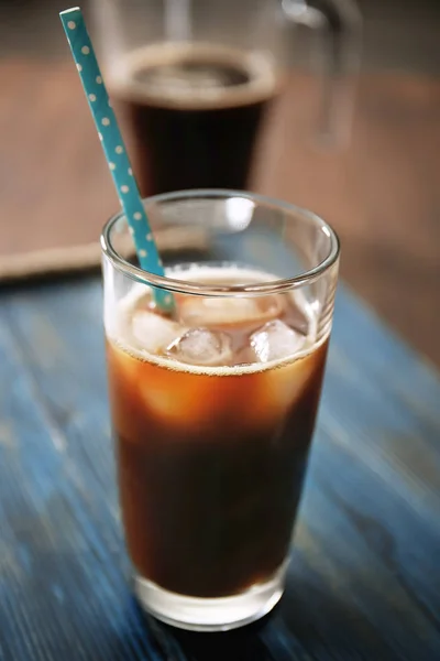 Glas mit kaltem Brühkaffee und Stroh — Stockfoto