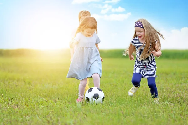 Милые Маленькие Девочки Играют Футбол Зеленой Траве — стоковое фото