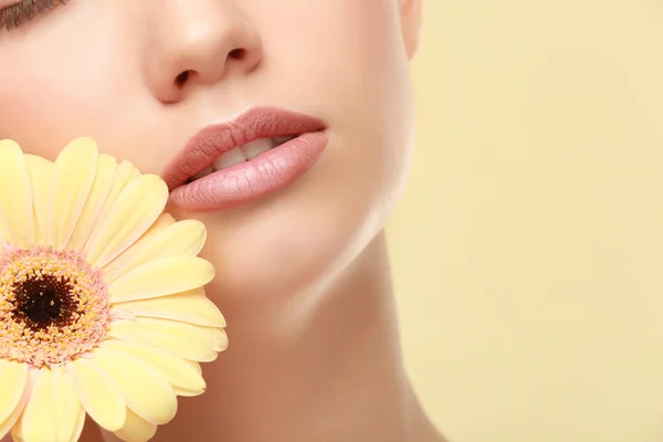 Женщина с губами макияж и цветок — стоковое фото