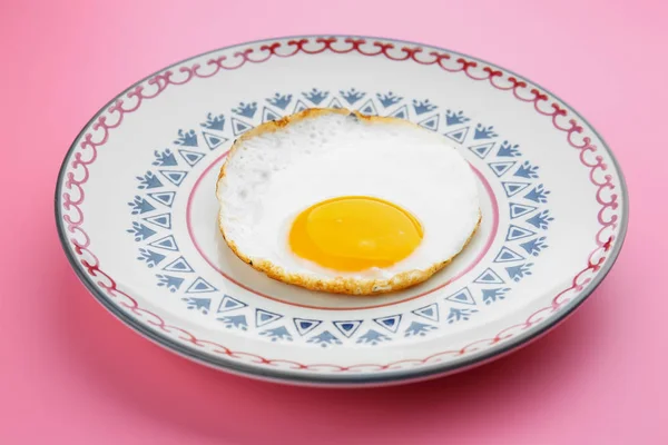 板与美味单面煎的鸡蛋 — 图库照片