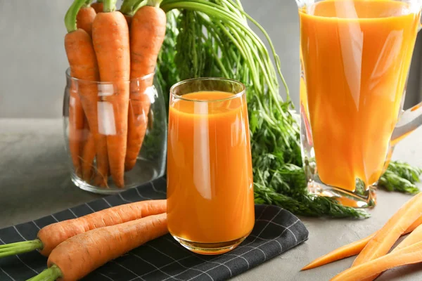 Färsk morotsjuice — Stockfoto