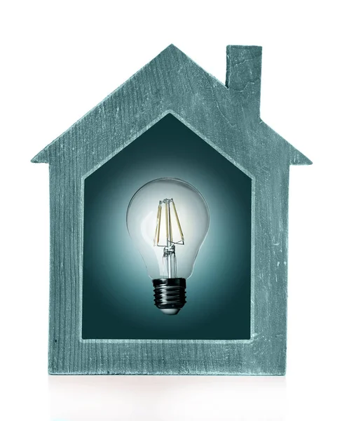 Modello di casa e lampadina su sfondo bianco. Concetto di consumo energetico — Foto Stock