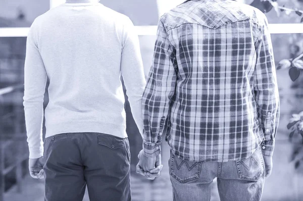 Gay couple holding hands together — Stock Photo, Image