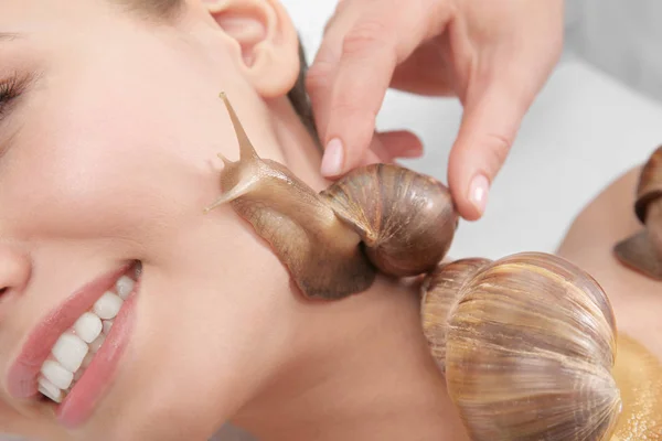 Mujer con caracoles Achatina gigantes — Foto de Stock