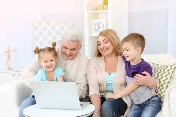 Casal Sênior Com Netos Usando Laptop Para Navegar Loja Internet — Fotografia de Stock