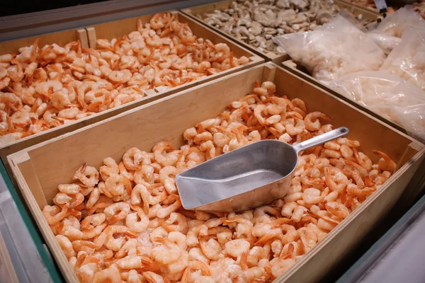 Camarones congelados en el supermercado —  Fotos de Stock