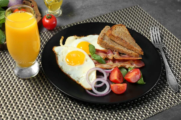 Oeufs aux légumes et bacon — Photo