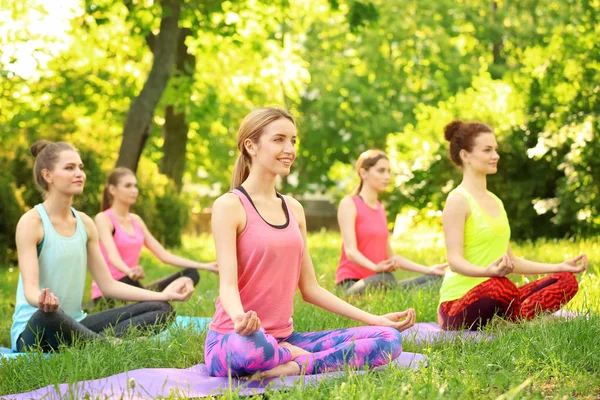 Donne che praticano yoga — Foto Stock