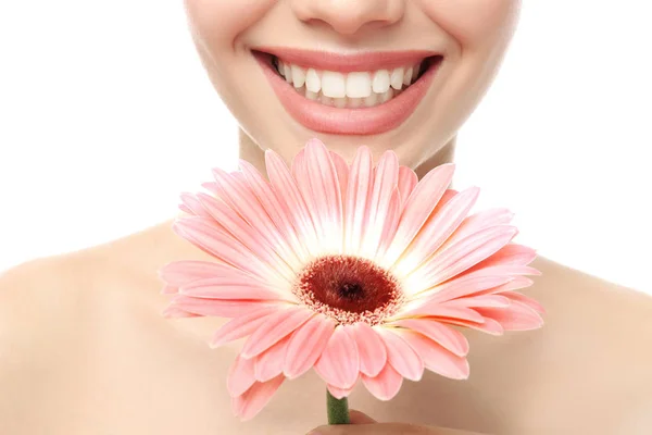 Mujer con labios maquillaje y flor —  Fotos de Stock