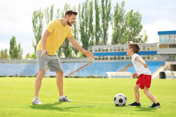 Папа и сын играют в футбол — стоковое фото