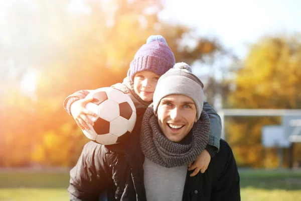 Padre e hijo con pelota — Foto de Stock