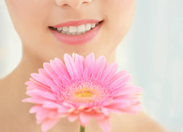Kobieta z naturalnego makijażu i kwiat — Zdjęcie stockowe