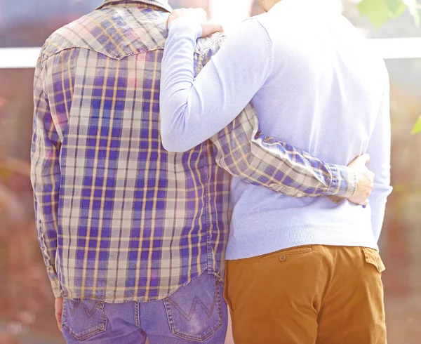 Gay pareja abrazando en sol día al aire libre —  Fotos de Stock