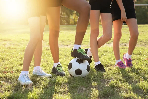 Gyermekek a labdát a focipálya, Vértes — Stock Fotó