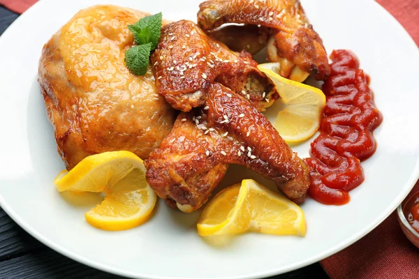 Heerlijke kip met saus — Stockfoto
